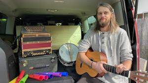 Martin Bratl hat in seinem Bus eine mobile Musikschule eingerichtet