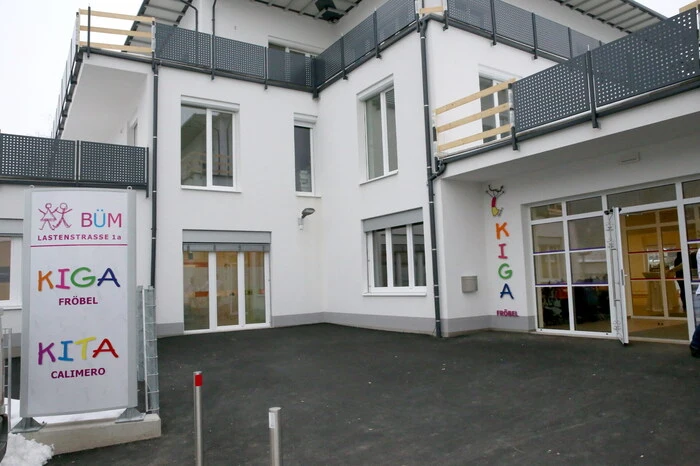Grund war die offizielle Eröffnung des Fröbel-Kindergartens und der Kindertagesstätte „Calimero“. 