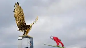 ABD0053_20190101 - GARMISCH-PARTENKIRCHEN - DEUTSCHLAND: 01.01.2019, Bayern, Garmisch-Partenkirchen: Skispringen: Vierschanzentournee, Großschanze, Herren. Ein Vorspringer springt hinter dem Pokal für den Gesamtsieger der Vierschanzentournee, ein goldener Adler. Foto: Angelika Warmuth/dpa +++ dpa-Bildfunk +++. - FOTO: APA/dpa/Angelika Warmuth,sujet