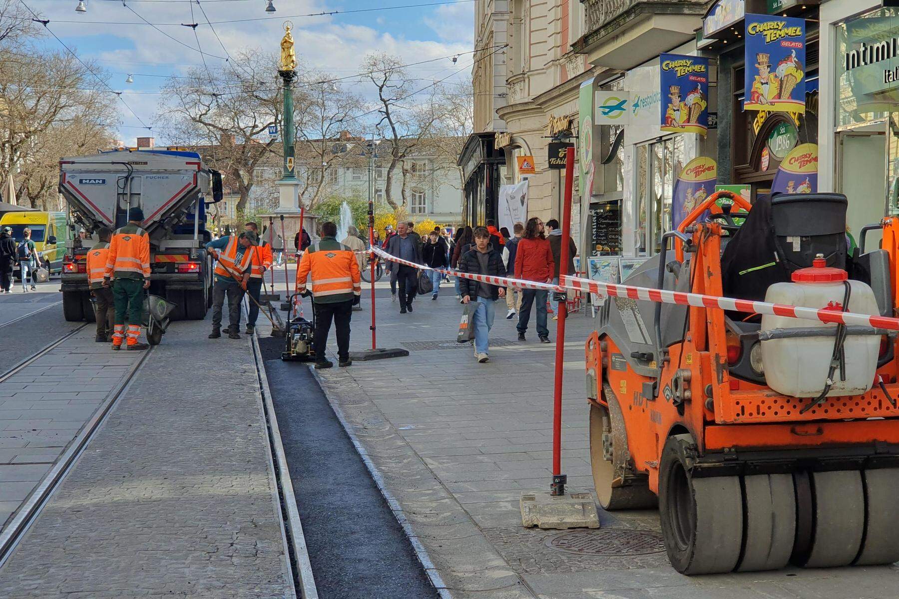 Mitten in Fußgängerzone: Ungewöhnlich: Asphaltband in der Herrengasse ersetzt Pflastersteine