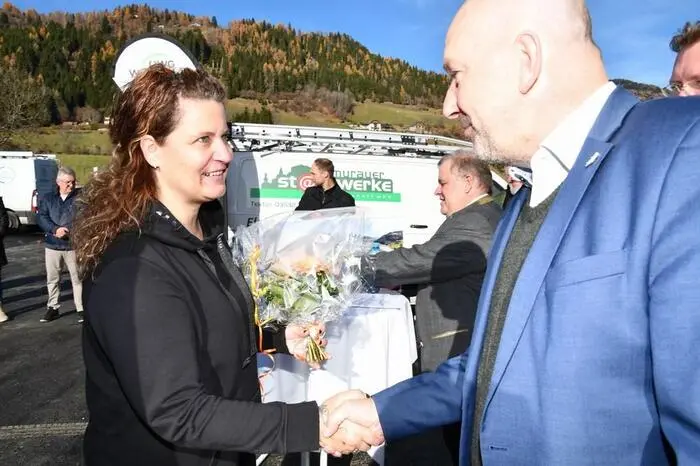 Zur feierlichen Übergabe erschienen zahlreiche Gäste.