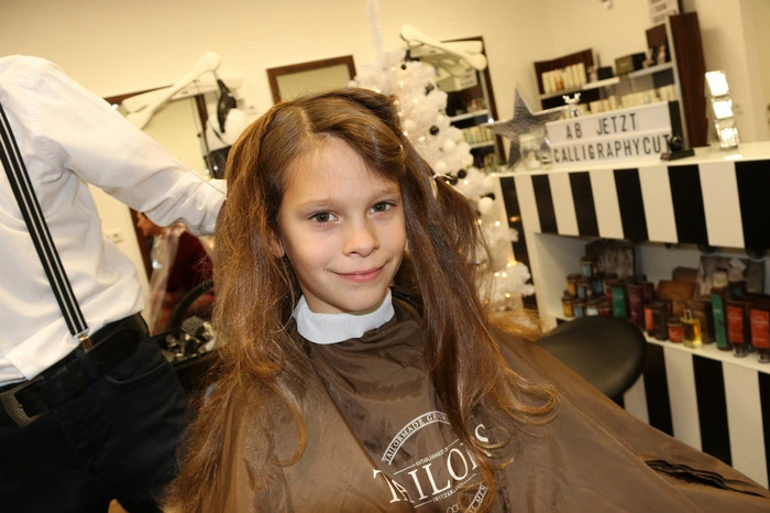Seine Haare hatten gestern eine Länge von 65 Zentimetern und wurden vom Friseur Markus Assel aus Eberndorf, der in seiner Freizeit ehrenamtlich bei den Barber Angels mitmacht.
