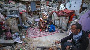 Im Gazastreifen fehlt es mittlerweile an allem. Laut UNO-Schätzungen sind 1,1 Millionen der zwei Millionen Einwohner akut von Hunger bedroht. Hilfslieferungen über den Landweg stocken, die dafür eingerichteten See- und Luftbrücken reichen vorne und hinten nicht aus