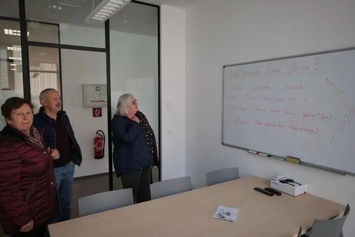 Knapp einen Monat später hat die Redaktion beim Tag der offenen Tür noch tiefere Einblicke in den Alltag Medienschaffender gegeben. Pünktlich zum Faschingsbeginn gab es neben den obligatorischen Krapfen Führungen durch die Büroräume und einen Austausch mit den Kolleginnen und Kollegen. 