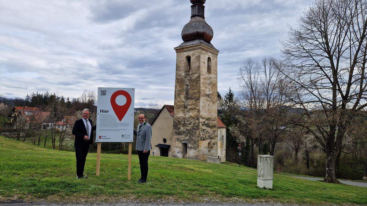 Landeshauptmann Christopher Drexler und Bürgermeister Josef Birnstingl beim Standort für das Denkmal vor der Bartholomäer Alten Kirche