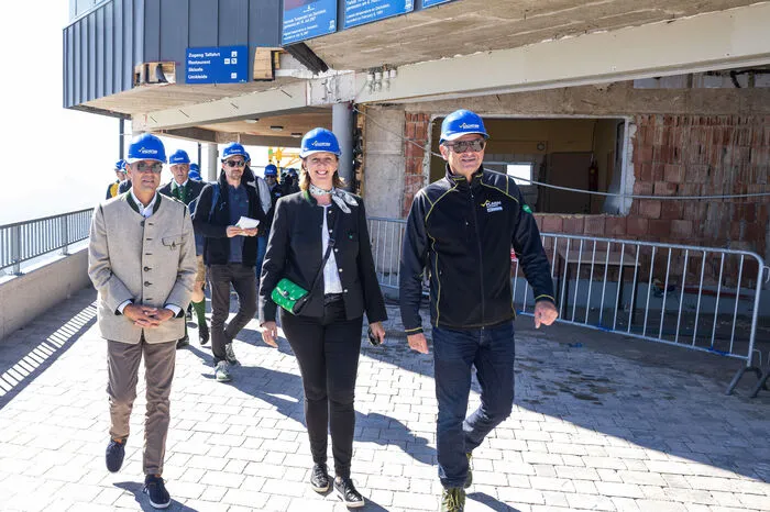 Auf dem Weg zum Kick-off - von rechts Planai-Chef Georg Bliem und Tourismus-Landesrätin Barbara Eibinger-Miedl