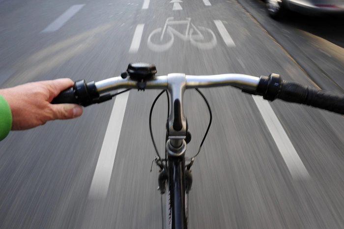 Gibt es eine Radwegpflicht? Bei Trainingsfahrten mit Rennfahrrädern besteht - anders als in Deutschland -ein Wahlrecht zwischen der Benutzung von Radfahranlagen und der für den übrigen Verkehr bestimmten Fahrbahn. Unerheblich ist aber, ob Mitglieder eines Vereins (Amateure oder Profis) oder Privatpersonen in ihrer Freizeit trainieren.  