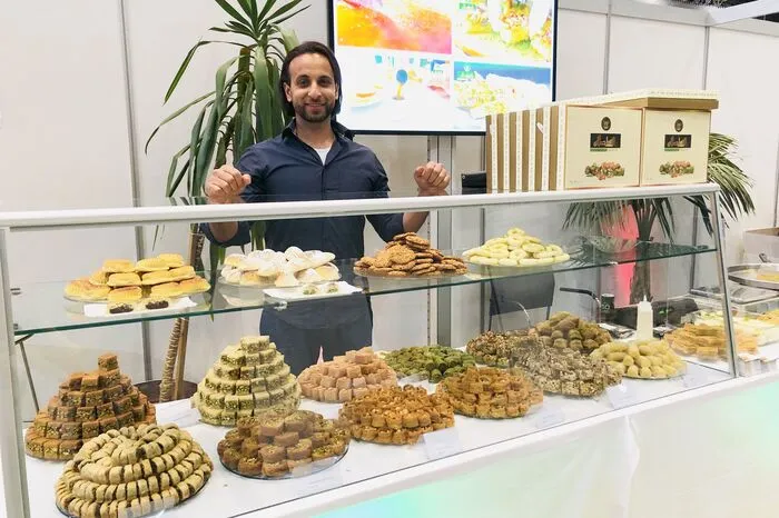 Iyad Afana (39) versüßt den Messebesuchern mit arabischen Süßspeisen den Tag.