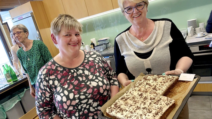 Über 50 süße Verführer, wie hausgemachte Torten, Cremeschnitten, Cheesecake und vieles mehr wurden von der emsigen Damenriege zum Verkauf angeboten.