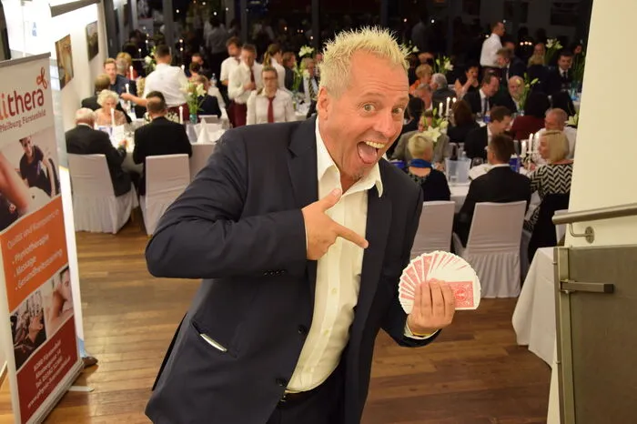 In Wippl´s Hofbergstubn traten für die rund 200 geladenen Gäste der bekannte Zauberkünstler Peter DeVille, die Band Scifidelity Orchestra aus Kroatien sowie das Musikerduo Ulrike Tropper und Gregor Hernach auf.
