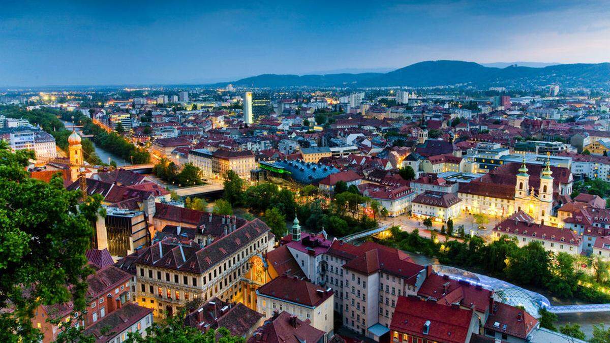 Blick vom 123 Meter hohen Schloßberg auf die steirische Landeshauptstadt. Die Mur durchzieht Graz von Norden nach Süden.