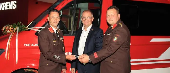 HBI Thomas Pagger, Bürgermeister Bernd Osprian und OBI Stefan Kraxner bei der Übergabe des Mannschaftstransportfahrzeugs 2025