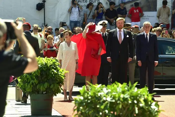 In der ehemaligen Habsburger-Residenz. Von links: Doris Schmidauer (Gattin von BP Van der Bellen), Maxima mit ihrem Gatten dem König der Niederlande, Willem-Alexander und Bundespräsident Alexander van der Bellen am Montag, 27. Juni 2022 bei der Begrüßung im Inneren Burghof in Wien.