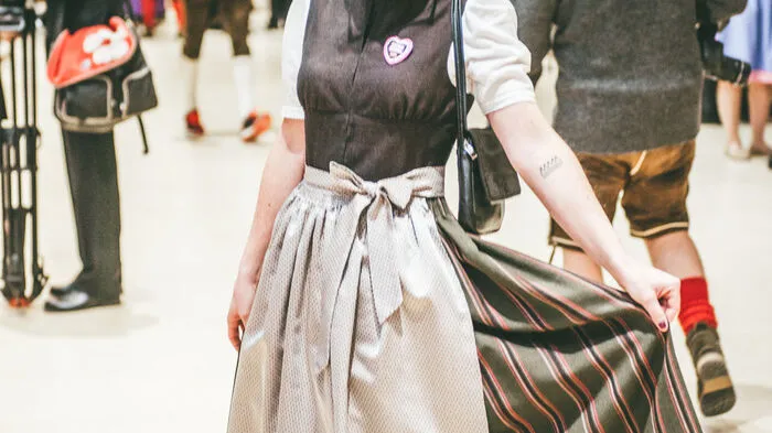 Franziska Köck kam in einem braunen Dirndl, das einst ihre Mutter genäht und getragen hat.
