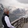 Ein nachdenklicher Bundespräsident blickt auf den noch größten Gletscher Österreichs