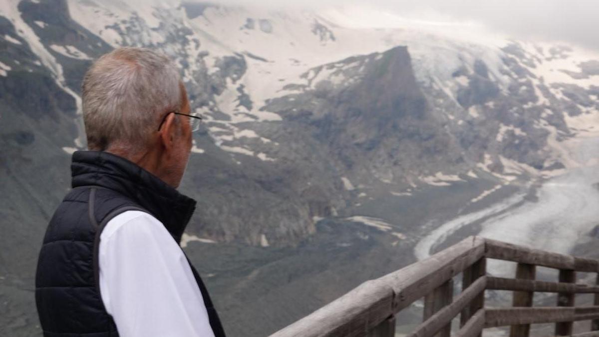 Ein nachdenklicher Bundespräsident blickt auf den noch größten Gletscher Österreichs