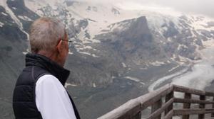 Ein nachdenklicher Bundespräsident blickt auf den noch größten Gletscher Österreichs
