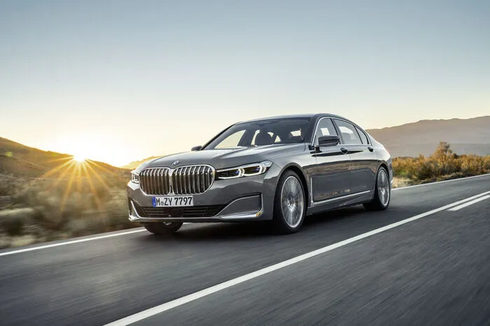 Bei den Motoren schöpft der 7er aus dem Vollen: An der Spitze steht das 6,6 Liter große und 585 PS starke V12 des M760Li, im 750i kommt ein neuer V8-Benziner mit einem Hubraum von 4,4 Litern und einer um 80 auf 530 PS gesteigerten Leistung zum Einsatz.