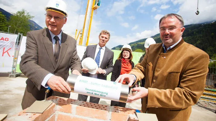 Poppeller, Soier, Meixner und Switak (von links) bei der Grundsteinlegung
