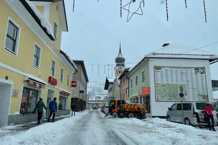 Auch die Stadt Schladming zeigt sich im Winterkleid.