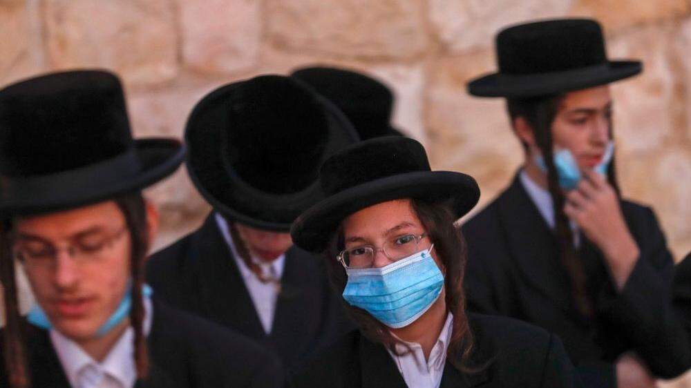 In den Vierteln von strengreligiösen Israelis breitet sich das Virus besonder stark aus 
