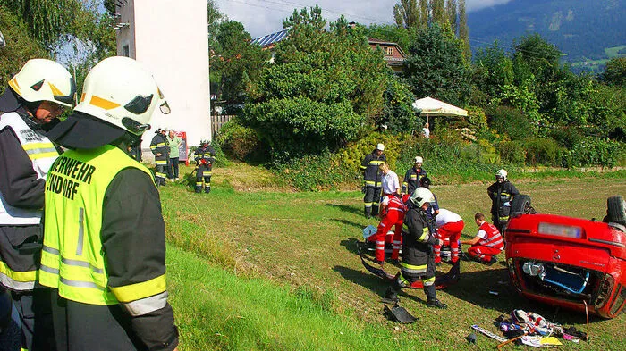 Die Feuerwehren mussten das Auto bergen