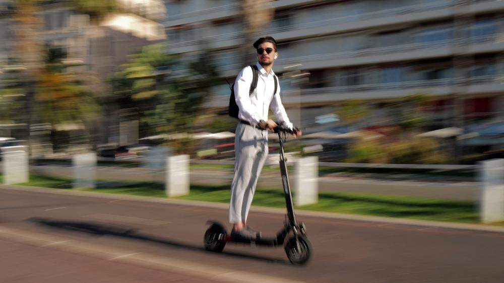 In Kroatien ist das mittlerweile verboten: E-Scooter fahren ohne Helm.