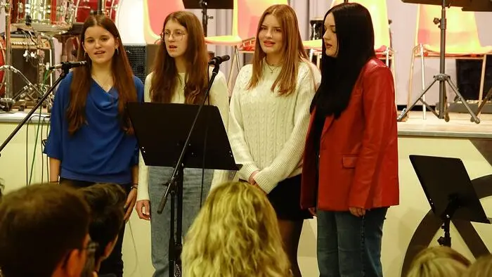 Die Musikschule Zeltweg lud am Wochenende zum traditionellen Weihnachtskonzert, bei dem die Schülerinnen und Schüler ihr Können präsentierten. 