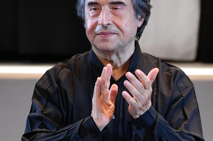 Am Pult der Wiener Philharmoniker steht Riccardo Muti. Verdi hatte sich während der Komposition an ägyptischen, religiösen Traditionen und an antiken Musikinstrumenten orientiert, was sich u.a. im berühmten 'Triumphmarsch' niederschlug.