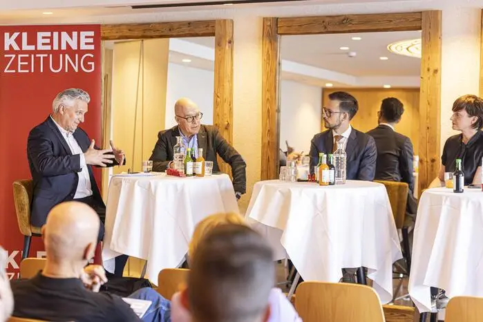 Das Gipfelgespräch der Kleinen Zeitung fand im Mountain Resort Feuerberg statt. Links: Kleine-Herausgeber Hubert Patterer