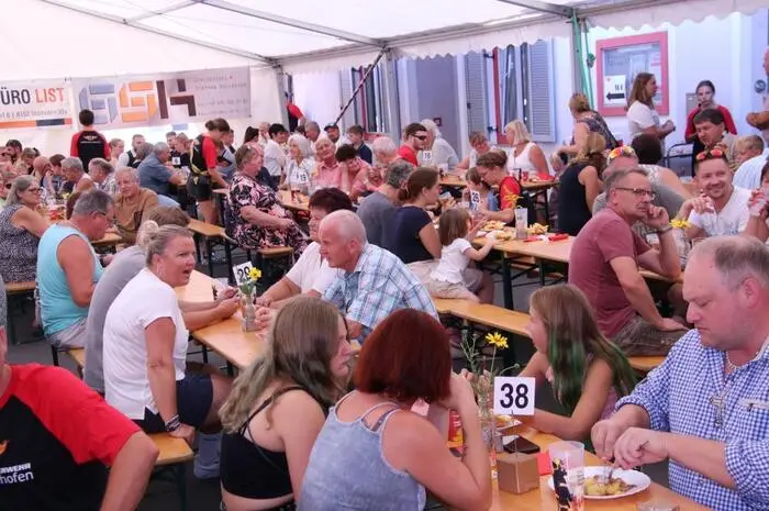 Gestartet wurde am Samstag mit einer Schlagerparty, bei der „Die Nochruka“ und Oliver Haid auftraten.