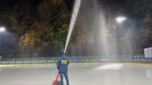 Schicht für Schicht versucht Wolfgang Mally, alle Flecken des Eises zu erwischen