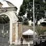 Italian soldiers stand outside the Vatican Nunciature-Embassy to Italy in Rome on October 31, 2018. - Bone fragments were found during construction work, a Vatican statement said experts were trying to determine the age and sex of the remains, and a possible the date of death. Italian media have speculated they may be those of a teenage 15-year-old Emanuela Orlandi daughter of a Vatican employee who vanished in 1983. (Photo by Alberto PIZZOLI / AFP)