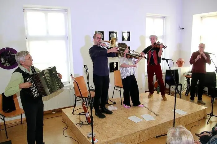 Gemeinsam träumte das Ensemble im ausverkauften Kunsthaus von weißen Weihnachten und weißen Sandstränden. 