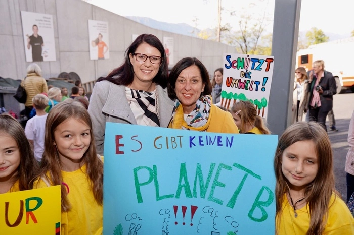 Landesrätin Sara Schar mit Direktorin Ilse Lackner und jungen Klimaschutz-Aktivistinnen
