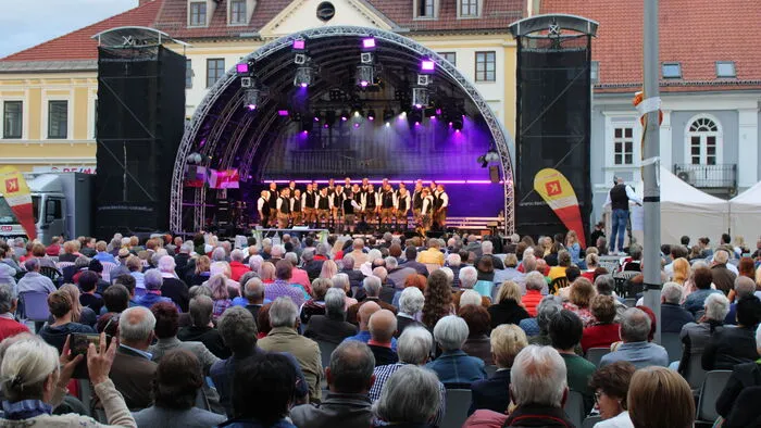 Für den Event wurde eine Festbühne aufgebaut, auch der ORF war anwesend und übertrug im Live-Stream.