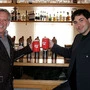 Der Kärntner Bierwirt des Jahres heißt Stefan Pirker vom Hotel „Moselebauer“ (rechts im Bild) – überreicht wurde die Auszeichnung von Stiegl-Bierversilberer Alfred Thaler