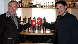 Der Kärntner Bierwirt des Jahres heißt Stefan Pirker vom Hotel „Moselebauer“ (rechts im Bild) – überreicht wurde die Auszeichnung von Stiegl-Bierversilberer Alfred Thaler