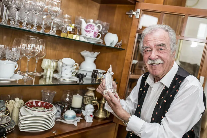 ... oder die gläserne Figur eines Luxushotels in Dhubai
