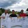 Sandro Schleich mit seinem Vater Franz, SPÖ-Vizebürgermeister Werner Jogl (r.) und dem bereits eingereichten Plan auf dem Campingplatz in Bairisch Kölldorf