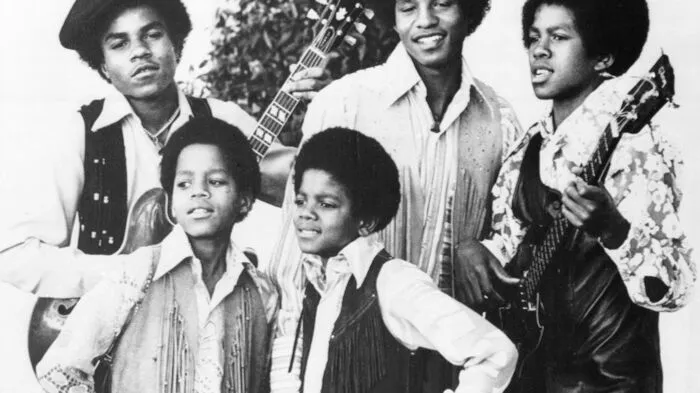 Auf der Bühne war er ein Thriller, seit sein geltungsbedürftiger und ehrgeiziger Vater ihn uns eine Geschwister auf die Bühne geprügelt hatte: Michael Jackson.