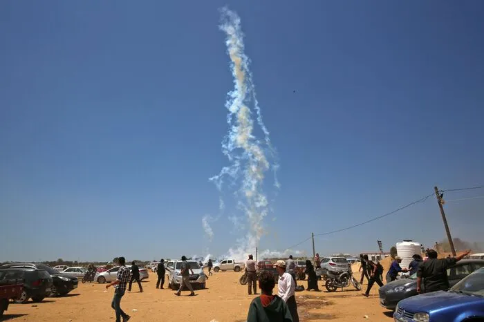 Die israelische Armee warf Tränengaskanister von Drohnen aus auf die Demonstranten ab.