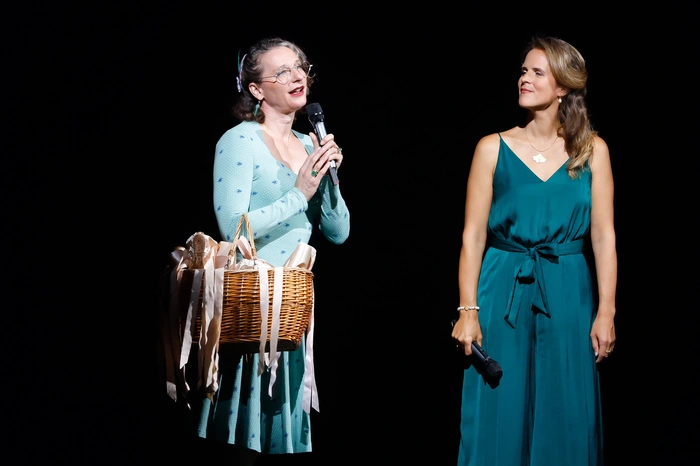 Balletdirektorin Beate Vollack neben der Moderatorin des heutigen Tages, Intendantin Nora Schmid.