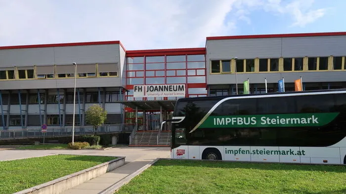 Der Impfbus des Landes vor der Fachhochschule Kapfenberg