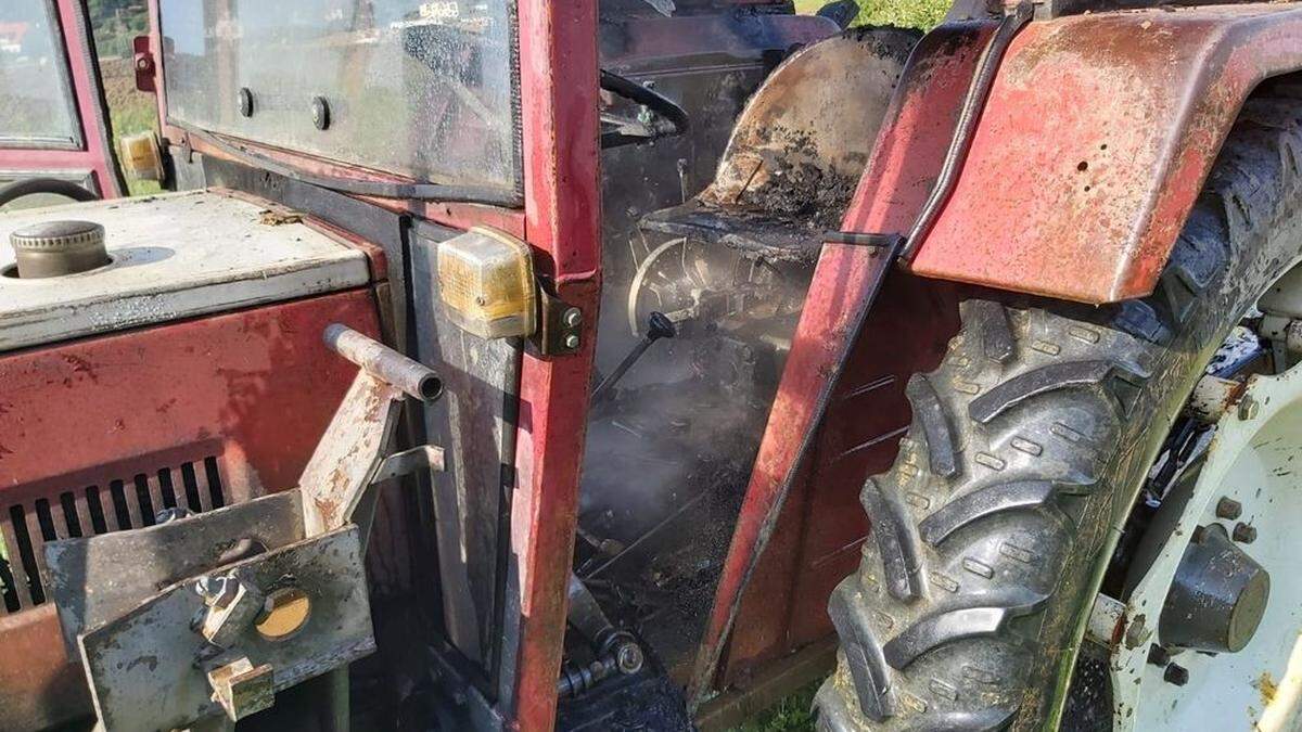 Ein Traktor fing am Gemüseacker Feuer