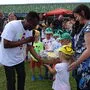 Projektleiter John Ankomah bekam von den Kindern und Leiterin Tanja Oberländer einen Geschenkkorb