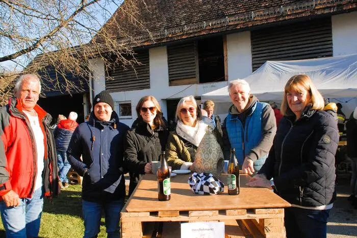 Diesmal gehen die Spenden an die achtjährige Elisa und ihre Familie nach Fehring. Das Mädchen benötigt nach einem Bobunfall vergangenes Jahr Betreuung und Pflege. Der Spendenbetrag wird über den Verein „Von Mama zu Mama“ weitergeleitet. 