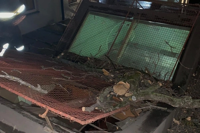 Auch in Wien war die Nacht auf Mittwoch einsatzreich. Rund 130 Mal rückten die Einsatzkräfte aus. Im Bild Einsatzkräfte in Wien–Brigittenau.