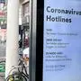 ABD0085_20200316 - WIEN - ÖSTERREICH: Ein Hinweis auf die "Coronavirus Hotlines" auf der Mariahilferstraße in Wien am Montag, 16. März 2020. Mit Ausnahme der Geschäfte für lebenswichtige Versorgung wurden Handel und Gastronomie aufgrund der Coronavirus-Pandemie in Österreich komplett geschlossen. - FOTO: APA/ROLAND SCHLAGER