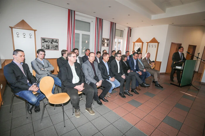 Ausbildungsleiter Reibenbacher bedankte sich auch beim Ausbildungsteam, das sein Wissen an die Jugendlichen weiter gegeben hat.